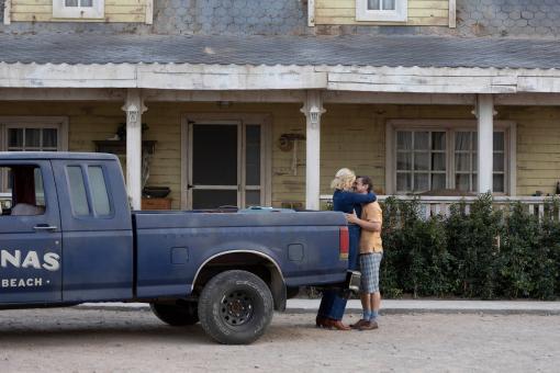 Aunt Mathilda (Jördis Triebel) & Uncle Titus (Florian Lukas) in Sony Pictures' DIE DREI ??? – TOTENINSEL Foto von: Tomás Correa © Wiedemann und Berg Film GmbH/Deutsche Columbia Pictures Filmproduktion GmbH