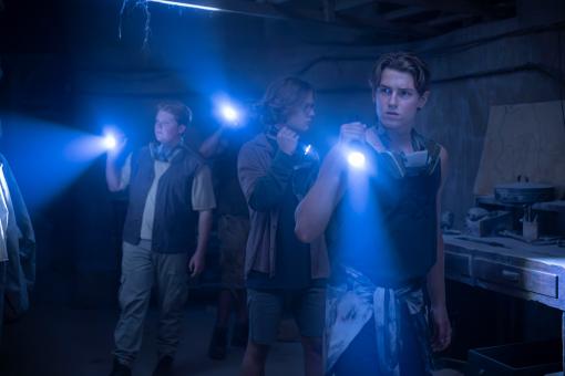 Justus Jonas (Julius Weckauf), Olin (Jannik Schümann), Bob Andrews (Levi Brandl) & Peter Shaw (Nevio Wendt) in Sony Pictures' DIE DREI ??? – TOTENINSEL Foto von: Tomás Correa © Wiedemann und Berg Film GmbH/Deutsche Columbia Pictures Filmproduktion GmbH