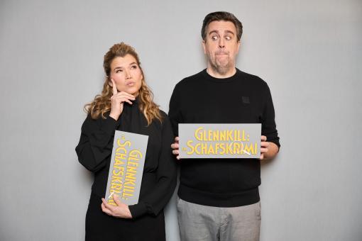Anke Engelke („Lily“) und Bastian Pastewka („Mopple“) bei den Sprachaufnahmen für GLENNKILL: EIN SCHAFSKRIMI von  Sony Pictures Entertainment Deutschland GmbH.  Credit: Sebastian Reuter  © 2026 Sony Pictures Entertainment Deutschland GmbH