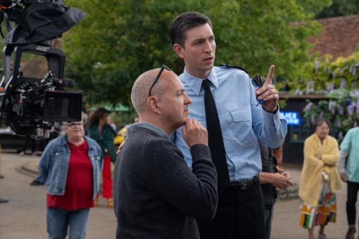 Le réalisateur Kyle Balda et Nicholas Braun sur le tournage de « Bêêêêtective Privé » d'Amazon MGM Studios. Crédit photo : Alex Bailey  © Sony Pictures Releasing Switzerland GmbH