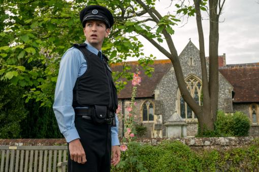 Nicholas Braun spielt Officer Tim Derry in GLENNKILL: EIN SCHAFSKRIMI von Amazon MGM Studios. Bildnachweis: Alex Bailey   © 2026 Amazon Content Services LLC. Alle Rechte vorbehalten.