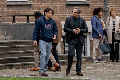 Peter Parker (Tom Holland, à gauche) en conversation avec le professeur Bruce Banner (Mark Ruffalo) dans SPIDER-MAN™: BRAND NEW DAY de Sony Pictures.  © Sony Pictures Releasing Switzerland GmbH. MARVEL et tous les noms de personnages associés : © & ™ 2026 MARVEL.