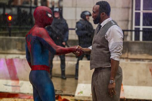 Bill (Tramell Tillman, à droite) remercie Spider-Man dans le film de Sony Pictures SPIDER-MAN™: BRAND NEW DAY.  © Sony Pictures Releasing Switzerland GmbH. MARVEL et tous les noms de personnages associés : © & ™ 2026 MARVEL.