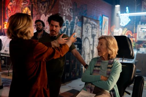 Amelia Eve, Regisseur Jacob Chase und Lin Shaye am Set von INSIDIOUS: OUT OF THE FURTHER von Screen Gems. © 2026 Sony Pictures Releasing Switzerland GmbH