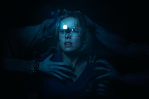 Gemma (Amelia Eve) dans le film de ScreenGems INSIDIOUS : L’INVASION DU LOINTAIN  © Sony Pictures Releasing Switzerland GmbH