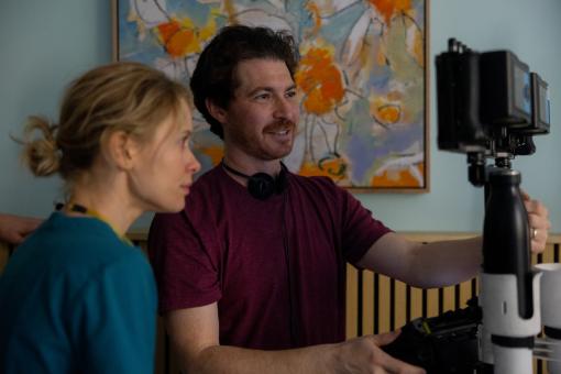 Amelia Eve und Regisseur Jacob Chase am Set von ScreenGems' INSIDIOUS: OUT OF THE FURTHER. © 2026 Sony Pictures Releasing Switzerland GmbH