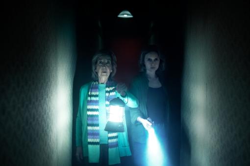 Elise Rainier (Lin Shaye) et Gemma (Amelia Eve) dans le film de ScreenGems INSIDIOUS : L’INVASION DU LOINTAIN  © Sony Pictures Releasing Switzerland GmbH