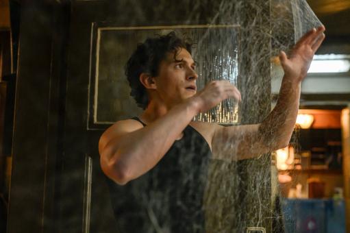 Peter Parker (Tom Holland) se faufile à travers des toiles d'araignée dans le film SPIDER-MAN™ : BRAND NEW DAY de Columbia Pictures. (Photo : Jay Maidment)  ©2025 CTMG. Tous droits réservés. MARVEL et tous les noms de personnages associés : © & ™ 2025 MARVEL.
