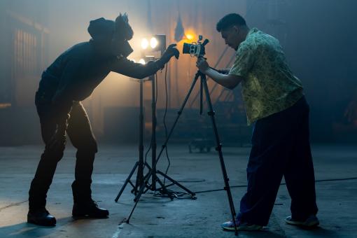 Nicholas Hoult dans le rôle de Ryan et Rhenzy Feliz dans celui d'Hugo dans COMMENT BRAQUER UNE BANQUE d'Amazon MGM Studios. Crédit photo : Megan Schoenbachler  © Sony Pictures Releasing Switzerland GmbH
