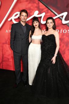 NEW YORK, NEW YORK – 29 SEPTEMBRE : Josh Hartnett, Dakota Johnson et Anne Hathaway lors de la première new-yorkaise du film « VERITY » d’Amazon MGM Studios à l’AMC Lincoln Square, le 29 septembre 2026 à New York, New York. (Photo : Dave Allocca/StarPix)  © 2026 StarPix